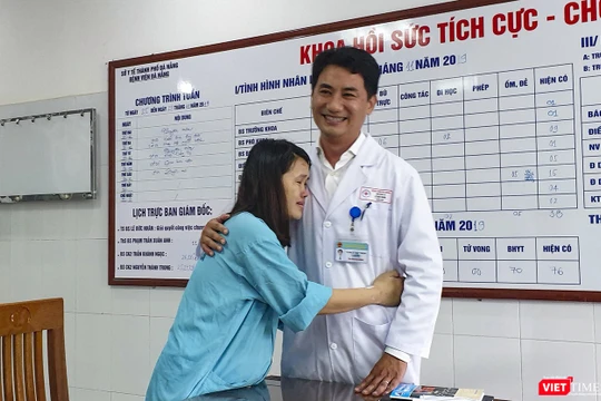 Sản phụ Nguyễn Thị Huyền xúc động ôm chầm lấy TS.BS Lê Đức Nhân - Giám đốc Bệnh viện Đà Nẵng để cảm ơn cứu mạng cả 2 mẹ con