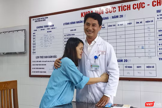 Sản phụ Nguyễn Thị Huyền xúc động ôm chầm lấy TS.BS Lê Đức Nhân - Giám đốc Bệnh viện Đà Nẵng để cảm ơn cứu mạng cả 2 mẹ con