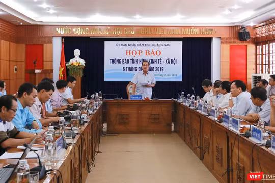 Ông Huỳnh Khánh Toàn-Phó Chủ tịch thường trực UBND tỉnh Quảng Nam trả lời câu hỏi báo giới tại buổi Họp báo