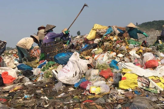 Bãi rác Khánh Sơn đang dần quá tải khiến TP Đà Nẵng đối mặt với nguy cơ biến thành "thành phố chết"