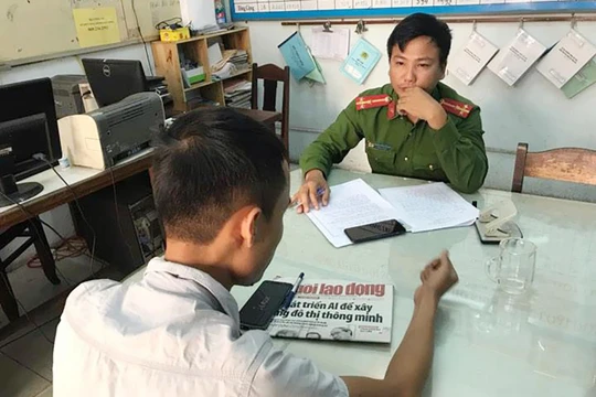 Phóng viên Trần Văn Quyên, công tác tại Báo Người Lao động-Văn phòng miền Trung trình báo sự việc tạo cơ quan công an