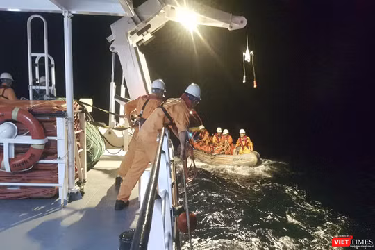 Tàu SAR 412 triển khai cứu nạn ngư dân trên biển (ảnh do SAR 412 cung cấp)