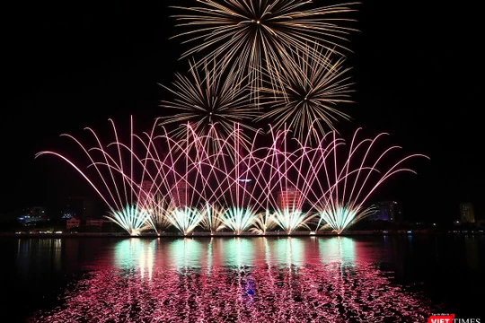 Màn trình diễn pháo hoa của đội Nga tại DIFF 2019
