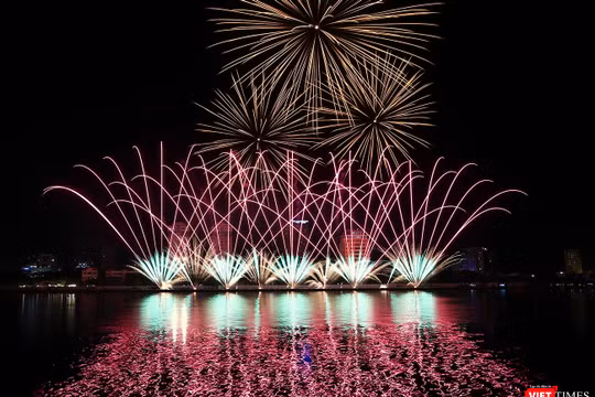 Màn trình diễn pháo hoa của đội Nga tại DIFF 2019