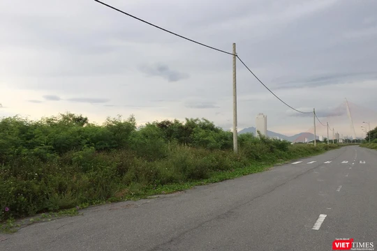 Hơn 10 năm nay, toàn bộ 65 lô đất (diện tích khoảng 3,2ha) của 32 nhà đầu tư tại Khu đông nam Đài tưởng niệm TP Đà Nẵng bị bỏ hoang vì những quyết định thu hồi bất thường của chính quyền
