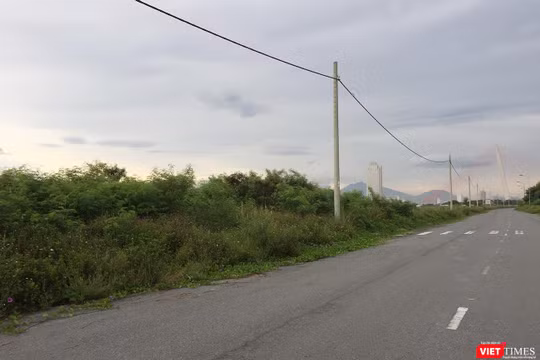 Hơn 10 năm nay, toàn bộ 65 lô đất (diện tích khoảng 3,2ha) của 32 nhà đầu tư tại Khu đông nam Đài tưởng niệm TP Đà Nẵng bị bỏ hoang vì những quyết định thu hồi bất thường của chính quyền