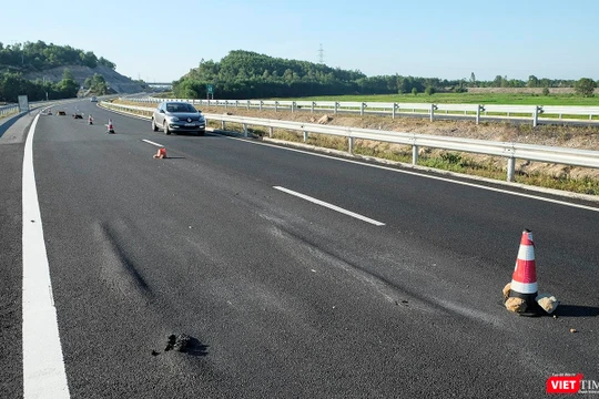 Tình trạng đường bị lún cục bộ, mặt đường bê tông nhựa bị chảy nhão, lún tạo gờ sóng xuất hiện tại đoạn tuyến cao tốc Đà Nẵng-Quảng Ngãi tại khu vực Km21 đoạn qua huyện Duy Xuyên (tỉnh Quảng Nam).