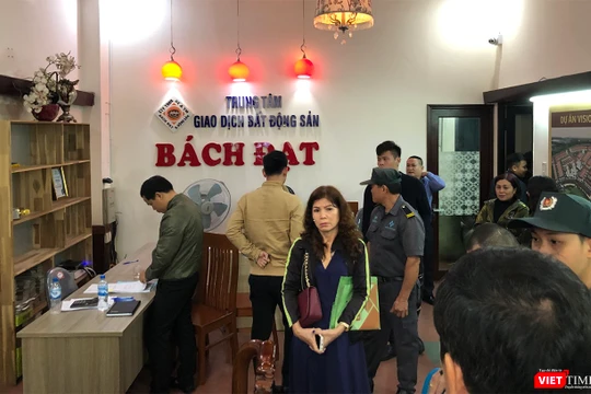 Người mua tập trung tại trụ sở Bách Đạt An tố doanh nghiệp này "bẻ kèo", không giao đất và sổ đỏ theo như cam kết