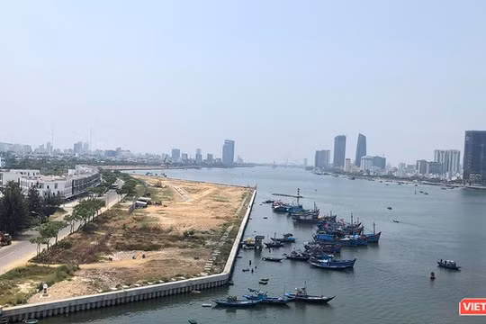 Dự án Bất động sản và bến du thuyền Đà Nẵng với bờ kè bê tông lấn ra sông Hàn