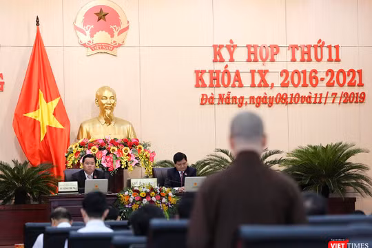 Đại biểu HĐND TP phát biểu ý kiến trong phiên thảo luận tại hội trường liên quan đến vấn đề môi trường và thực hiện xây dựng TP môi trường của Đà Nẵng