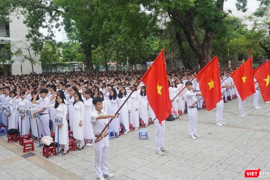 Quang cảnh chào cờ trong buổi Khai giảng tại trường THPT Phan Châu Trinh