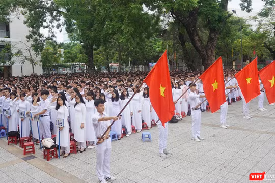 Quang cảnh chào cờ trong buổi Khai giảng tại trường THPT Phan Châu Trinh