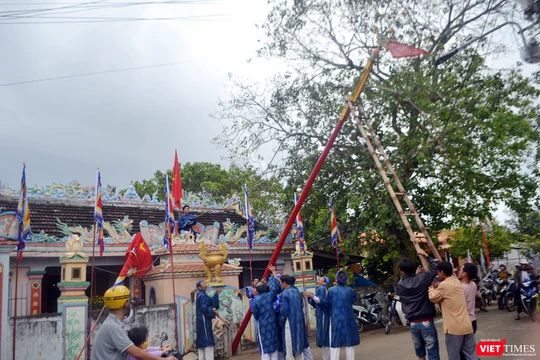 Nghi Lễ trồng đu lên phướn tại nhà thờ Cai đội Hoàng Sa Phạm Quang Ảnh trên đảo Lý Sơn