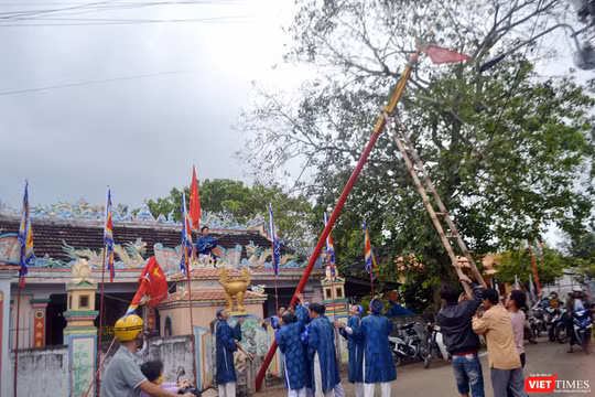 Nghi Lễ trồng đu lên phướn tại nhà thờ Cai đội Hoàng Sa Phạm Quang Ảnh trên đảo Lý Sơn