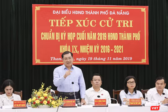Ông Huỳnh Đức Thơ, Chủ tịch UBND TP Đà Nẵng trả lời ý kiến cử tri quận Thanh Khê tại buổi tiếp xúc diễn ra sáng 19/11