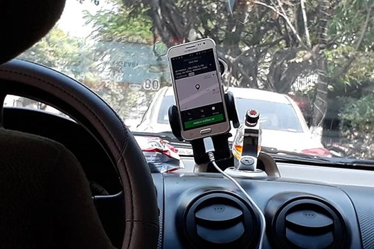 Hiệp hội taxi Đà Nẵng đang hoàn tất hồ sơ để kiện Grab Việt Nam ra tòa vì cho rằng vi phạm luật cạnh tranh, lách luật,… làm thiệt hại kinh tế đối với thành viên của Hiệp hội.