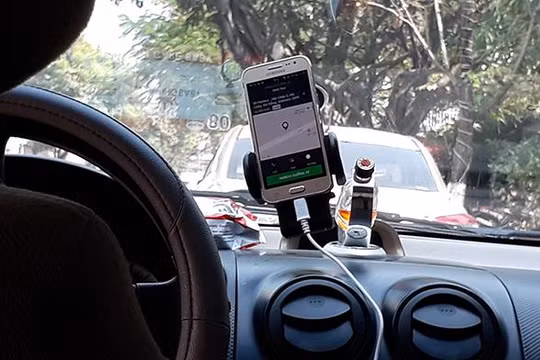 Hiệp hội taxi Đà Nẵng đang hoàn tất hồ sơ để kiện Grab Việt Nam ra tòa vì cho rằng vi phạm luật cạnh tranh, lách luật,… làm thiệt hại kinh tế đối với thành viên của Hiệp hội.
