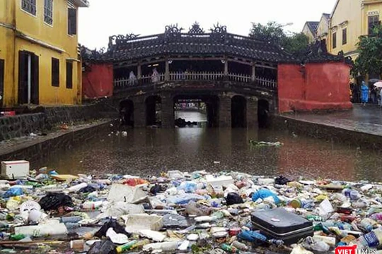 Chùa Cầu ở Hội An (Quảng Nam) ngập rác sau mưa bão