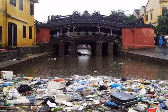 Chùa Cầu ở Hội An (Quảng Nam) ngập rác sau mưa bão