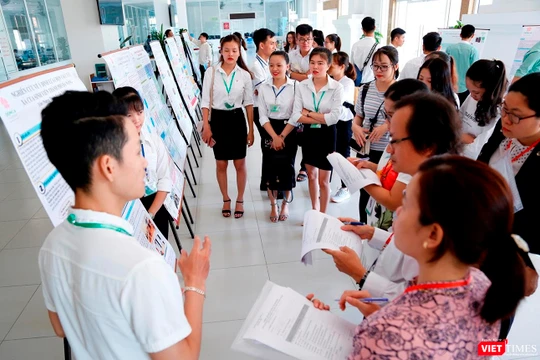 Các sinh viên thuyết trình về sản phẩm nghiên cứu khoa học và thuyết trình kêu gọi đầu tư để khởi nghiệp