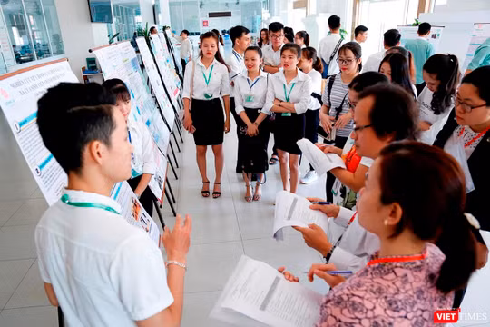 Các sinh viên thuyết trình về sản phẩm nghiên cứu khoa học và thuyết trình kêu gọi đầu tư để khởi nghiệp