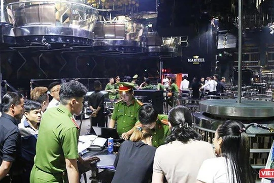 Lực lượng Công an TP Đà Nẵng kiểm tra bên trong Vũ trường New Phương Đông trong chuyên án đấu tranh phòng chống tội phạm ma túy trên địa bàn