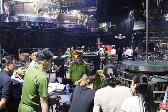 Lực lượng Công an TP Đà Nẵng kiểm tra bên trong Vũ trường New Phương Đông trong chuyên án đấu tranh phòng chống tội phạm ma túy trên địa bàn