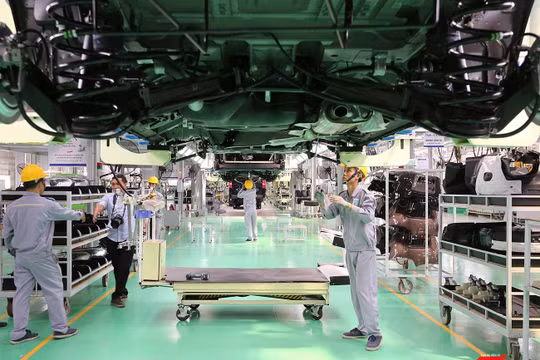 Công nhân làm việc tại nhà máy ô tô THACO (Quảng Nam)