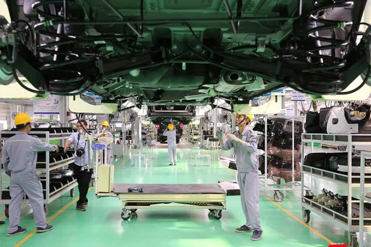 Công nhân làm việc tại nhà máy ô tô THACO (Quảng Nam)