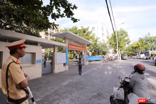 Những thí sinh cuối cùng bước vào phòng thi tại Kỳ thi Tốt nghiệp THPT quốc gia năm 2019 ở Cụm thi Đà Nẵng.