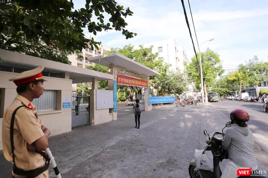 Những thí sinh cuối cùng bước vào phòng thi tại Kỳ thi Tốt nghiệp THPT quốc gia năm 2019 ở Cụm thi Đà Nẵng.