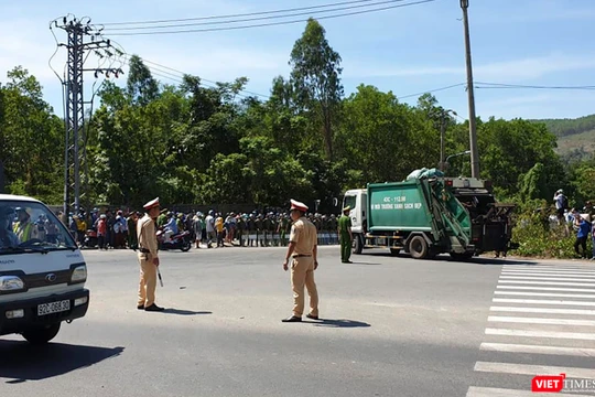 Ngày 8/7, lực lượng cảnh sát được huy động để hộ tống xe chở rác đi vào bãi rác Khánh Sơn