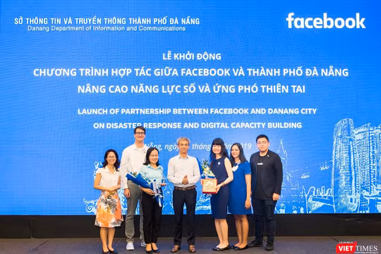 Đại diện Sở TT-TT Đà Nẵng và Facebook Việt Nam tại Lễ khởi động Chương trình hợp tác về Nâng cao năng lực số và Ứng phó thiên tai diễn ra sáng 31/7.