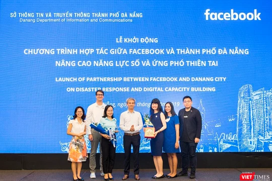 Đại diện Sở TT-TT Đà Nẵng và Facebook Việt Nam tại Lễ khởi động Chương trình hợp tác về Nâng cao năng lực số và Ứng phó thiên tai diễn ra sáng 31/7.