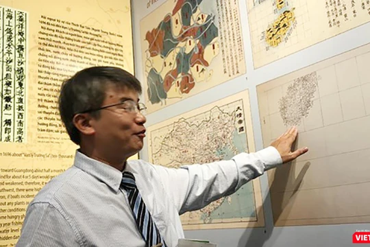 Ông Trần Đức Anh Sơn-Viện phó Viện nghiên cứu phát triển KT-XH TP.Đà Nẵng tại sự kiện triển lãm tư liệu Hoàng Sa-Trường Sa
