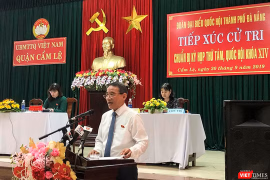 Ông Trương Quang Nghĩa, Bí thư Thành ủy Đà Nẵng, trưởng đoàn ĐBQH TP Đà Nẵng phát biểu tại buổi tiếp xúc cử tri quận Cẩm Lệ