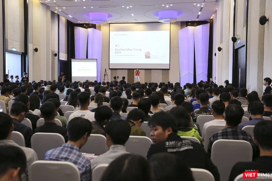 Diễn giả trình bày tại sự kiện DevFest-Hackathon 2019 diễn ra chiều 13/10 tại Đà Nẵng