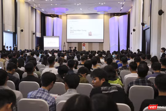 Diễn giả trình bày tại sự kiện DevFest-Hackathon 2019 diễn ra chiều 13/10 tại Đà Nẵng