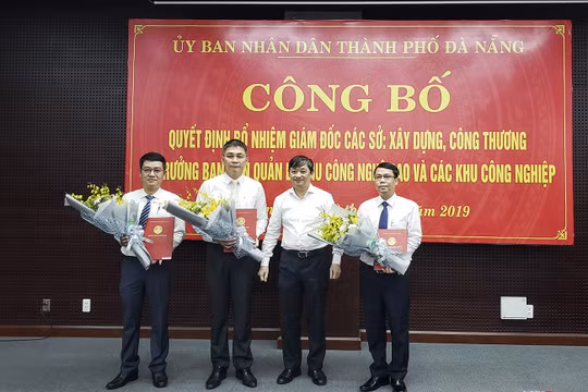 Ông Đặng Việt Dũng, Phó Chủ tịch thường trực UBND TP Đà Nẵng (thứ 2 từ phải sang) trao quyết định bổ nhiệm cho các tân Giám đốc Sở.