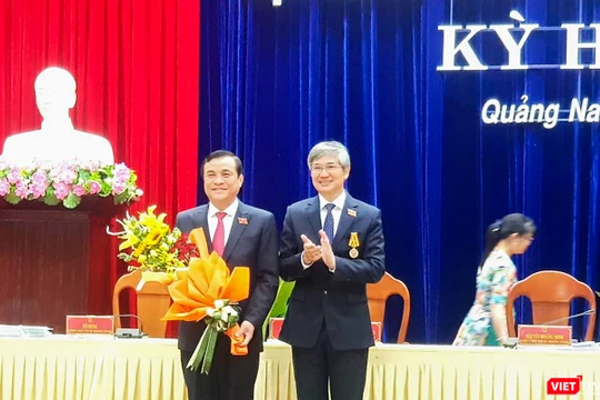 Ông Phan Việt Cường (bìa trái), Ủy viên Trung ương Đảng, Bí thư Tỉnh ủy Quảng Nam, Trưởng đoàn Đại biểu Quốc hội tỉnh vừa được HĐND tỉnh bỏ phiếu bầu chức danh Chủ tịch HĐND tỉnh Quảng Nam