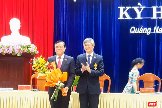 Ông Phan Việt Cường (bìa trái), Ủy viên Trung ương Đảng, Bí thư Tỉnh ủy Quảng Nam, Trưởng đoàn Đại biểu Quốc hội tỉnh vừa được HĐND tỉnh bỏ phiếu bầu chức danh Chủ tịch HĐND tỉnh Quảng Nam