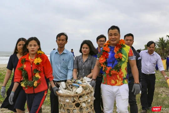Diễn viên điện ảnh Lý Hùng, nữ hoàng điền kinh Nguyễn Thị Thanh Phúc "nhặt rác" tại bãi biển Hà My (Quảng Nam) để phát động chương trình nói không với rác nhựa.