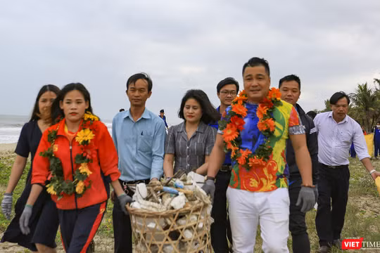 Diễn viên điện ảnh Lý Hùng, nữ hoàng điền kinh Nguyễn Thị Thanh Phúc "nhặt rác" tại bãi biển Hà My (Quảng Nam) để phát động chương trình nói không với rác nhựa.