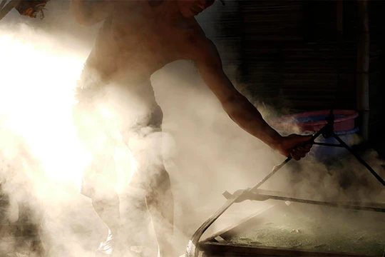 Công đoạn sản xuất nước nắm tại Làng nước mắm Nam Ô-Đà Nẵng (ảnh danangfantasticity.com)