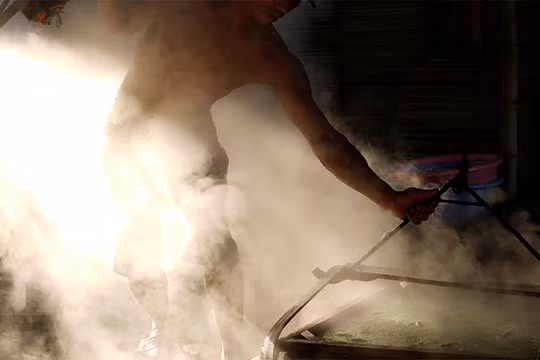 Công đoạn sản xuất nước nắm tại Làng nước mắm Nam Ô-Đà Nẵng (ảnh danangfantasticity.com)