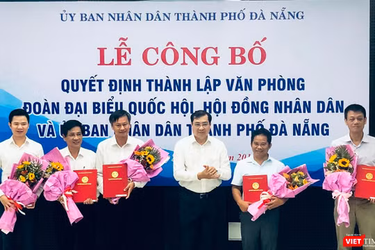 Ông Huỳnh Đức Thơ, Chủ tịch UBND TP Đà Nẵng (đứng giữa), chúc mừng các cá nhân được bổ nhiệm tại Lễ công bố Quyết định thành lập Văn phòng hợp nhất 3 văn phòng