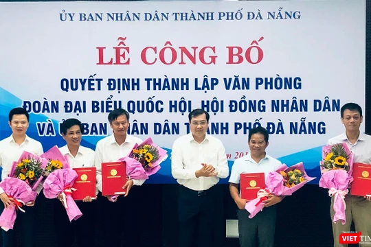 Ông Huỳnh Đức Thơ, Chủ tịch UBND TP Đà Nẵng (đứng giữa), chúc mừng các cá nhân được bổ nhiệm tại Lễ công bố Quyết định thành lập Văn phòng hợp nhất 3 văn phòng