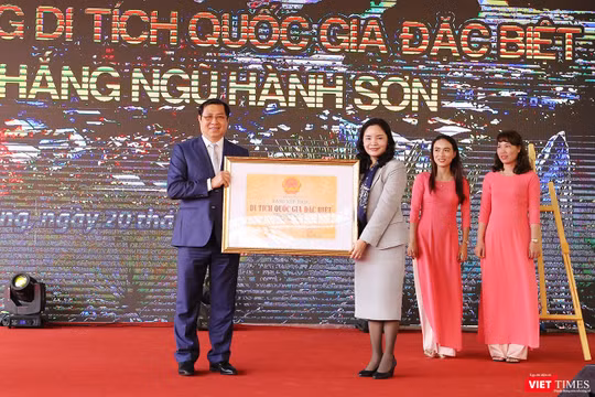 Đại diện Bộ VH-TT và DL trao Bằng xếp hạng di tích quốc gia đặc biệt đối với Danh thắng Ngũ Hành Sơn cho UBND TP Đà Nẵng