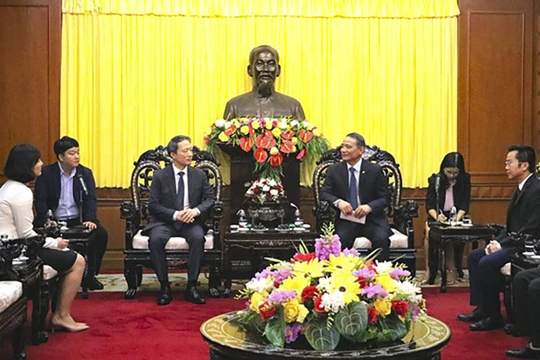 Tân Tổng Lãnh sự Hàn Quốc tại Đà Nẵng - ông Ahn Min Sik (người thứ 3 từ trái sang) tại chuyến thăm và chào xã giao Bí thư Thành ủy Đà Nẵng Trương Quang Nghĩa.