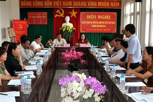 Ủy ban Kiểm tra Tỉnh ủy Phú Yên tại Hội nghị sơ kết công tác kiểm tra, giám sát và kỷ luật Đảng (Ảnh: XUÂN HIẾU)